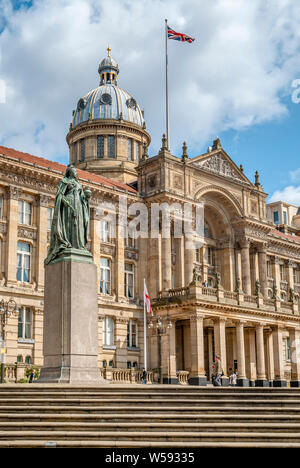 Statue de la reine Victoria en face du musée et de la galerie d'art de Birmingham et du Council House, Birmingham, Angleterre, Royaume-Uni. Banque D'Images