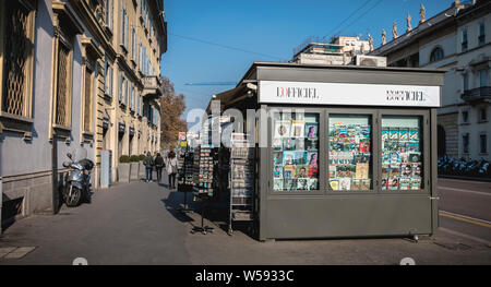 Milan, Italie - 3 novembre, 2017 : Kiosque à journaux dans la rue près du centre historique de la ville sur une journée d'automne Banque D'Images