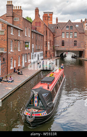 Bateaux étroits à Gas Street Basin, un bassin de canal dans le centre de Birmingham, Angleterre Banque D'Images