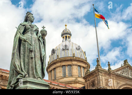 Statue de la reine Victoria en face du musée et de la galerie d'art de Birmingham et du Council House, Birmingham, Angleterre, Royaume-Uni Banque D'Images