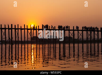 Les gens qui se profile sur U Bein Bridge au coucher du soleil, Amarapura, région de Mandalay, Myanmar Banque D'Images