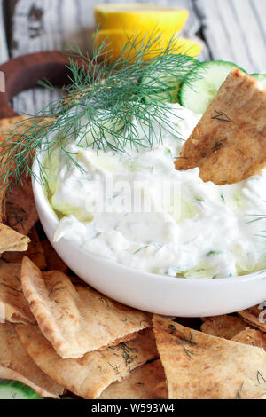 Sauce trempette Tzatziki Grec traditionnel fait avec la crème de concombre, yaourt à la grecque, le jus de citron, l'huile d'olive et un brin d'aneth frais. Servi avec t Banque D'Images