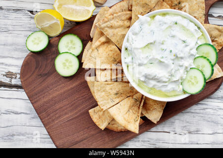 Sauce trempette Tzatziki Grec traditionnel fait avec la crème de concombre, yaourt à la grecque, le jus de citron, l'huile d'olive et un brin d'aneth frais. Servi avec t Banque D'Images