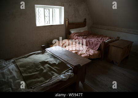 Chambre à coucher dans un 17ème siècle en brique et silex maison dans le Sussex, Angleterre Banque D'Images