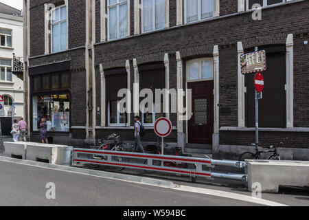 Le contrôle des foules visibles visant à prévenir des attaques terroristes au cours de l'assemblée annuelle des concerts en plein air de violoniste Andre Rieu en centre-ville de Maastricht Banque D'Images