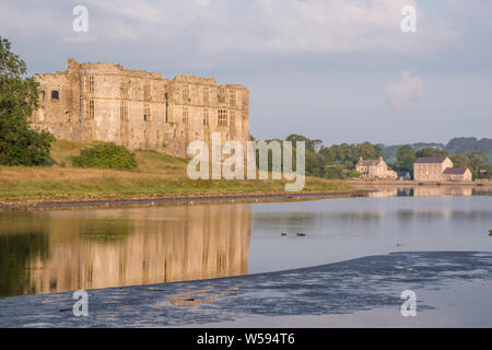 Château de Carew in early morning light, Pembrokeshire, Pays de Galles, Royaume-Uni. Banque D'Images