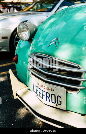 Un vintage 2CV Citroën s'assoit à l'ombre à Orinda Voitures et café Banque D'Images