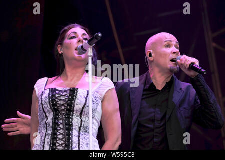 Crique de Lulworth, dans le Dorset, 26 juillet 2019. Phil Oakey et Joanne Catherall avec Human League, sur scène, Lulworth Dorset/Fletcher-Park Crédit : Dawn Alamy Live News Banque D'Images