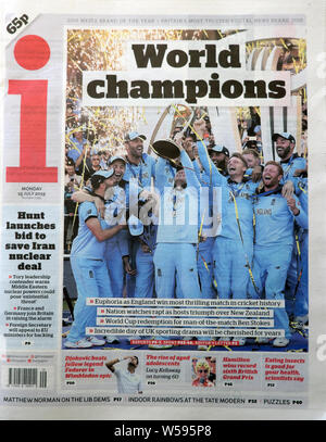 J'ai gros titre de journal sur la page avant de l'équipe Angleterre Coupe du monde de cricket célébrer gagner championnat contre la Nouvelle-Zélande 'Champions du Monde' London England UK Banque D'Images