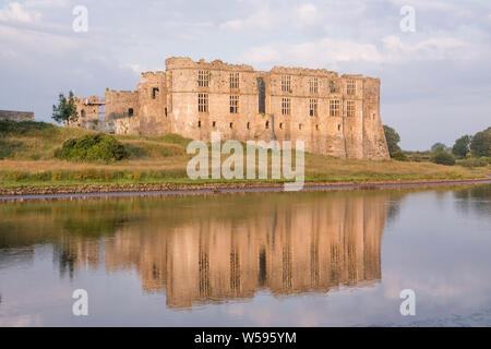 Château de Carew in early morning light, Pembrokeshire, Pays de Galles, Royaume-Uni. Banque D'Images