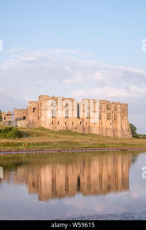 Château de Carew in early morning light, Pembrokeshire, Pays de Galles, Royaume-Uni. Banque D'Images