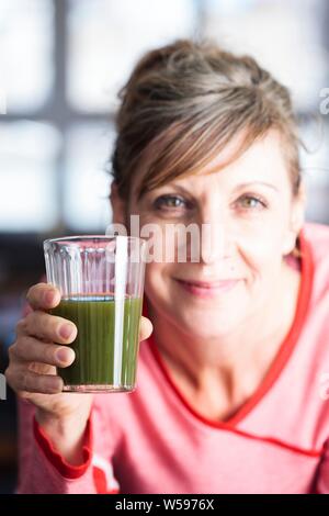 Un Smoothie vert est composé de légumes verts et de fruits. Banque D'Images