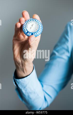 Main tenant l'hormonothérapie substitutive (HTS) comprimés. HRT pilules sont des hormones de synthèse utilisé pour traiter les femmes ménopausées. Ils contrer le déficit hormonal qui se produit à la ménopause. Banque D'Images