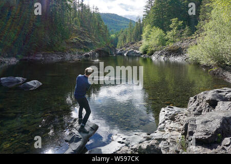 Skipping Stones sur un lac de montagne Banque D'Images