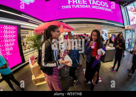 Des centaines d'amateurs de taco descendent sur les T-Mobile store à Times Square à New York, le Taco mardi 23 juillet, 2019 pour les tacos, TacoBell T-MoBell barbotines de gel et d'un assortiment de panneaux. La collaboration avec Taco Bell rebaptisés les magasins comme MoBellÓ-ÒT. L'événement a croisé sur le magasin pendant trois jours réunissant dans le téléphone mobile, aimant manger taco démographiques. (© Richard B. Levine) Banque D'Images