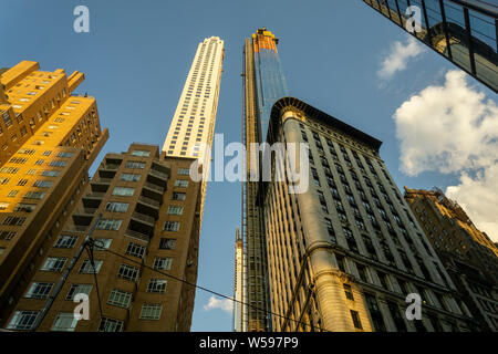 Le développement Extell, Central Park Tower, droite, avec d'autres tours, s'élève au-dessus des bâtiments environnants sur West 57th Street, familièrement connu sous le nom de "milliardaire's Row', à New York, le jeudi, 25 juillet 2019. Le nouveau gratte-ciel sera condos de luxe et un grand magasin Nordstrom. (© Richard B. Levine) Banque D'Images