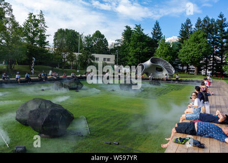 La vapeur froide avec les touristes japonais et étrangers dans Midtown jardin pelouse de Tokyo Midtown, Roppong, Japon, 2019 Banque D'Images