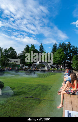 La vapeur froide avec les touristes japonais et étrangers dans Midtown jardin pelouse de Tokyo Midtown, Roppong, Japon, 2019 Banque D'Images