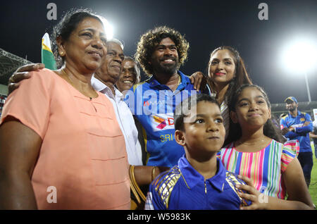 Le 26 juillet 2019, Colombo, Sri Lanka, la province de l'ouest du Sri Lanka : bowler Lasith Malinga a poser pour les photographes de la famille après sa dernière journée international cricket match joué entre le Sri Lanka et le Bangladesh à l'R.Premadasa Stadium à Colombo le 26 juillet 2019. Credit : Pradeep Dambarage/ZUMA/Alamy Fil Live News Banque D'Images