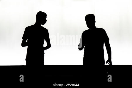 Belgrade, Serbie - juillet23, 2019 : silhouettes de deux adolescents marcher dans la nuit, en noir et blanc à contraste élevé Banque D'Images