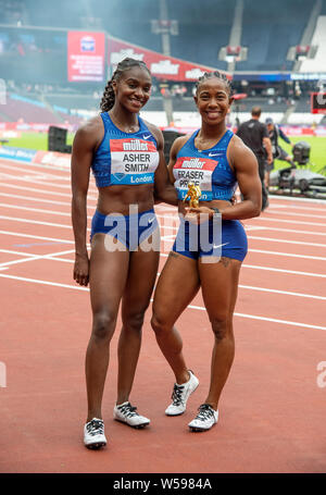 Londres, ANGLETERRE - 21 juillet : Dina Shelly-Ann Fraser-Pryce Asher-Smith et poser après avoir participé à la finale du 100 m femmes lors de la deuxième journée une Muller Banque D'Images