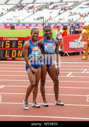 Londres, ANGLETERRE - 21 juillet : Dina Shelly-Ann Fraser-Pryce Asher-Smith et poser après avoir participé à la finale du 100 m femmes lors de la deuxième journée une Muller Banque D'Images