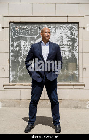 Cory Booker, le sénateur du New Jersey et de 2020 le candidat démocrate, photographié à Milwaukee, Wisconsin, le mardi 23 avril, 2019. Banque D'Images