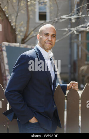 Cory Booker, le sénateur du New Jersey et de 2020 le candidat démocrate, photographié à Milwaukee, Wisconsin, le mardi 23 avril, 2019. Banque D'Images