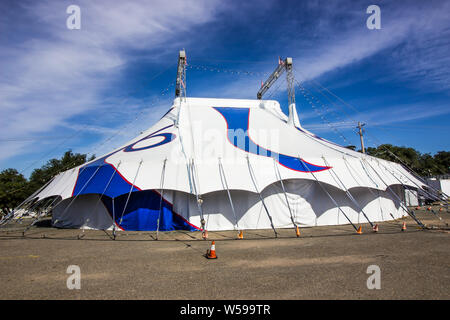 Grande toile bleu et blanc tente de cirque Banque D'Images