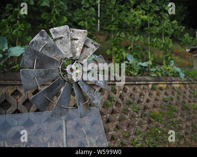 Moulinet en Métal Décoration dans un jardin Banque D'Images