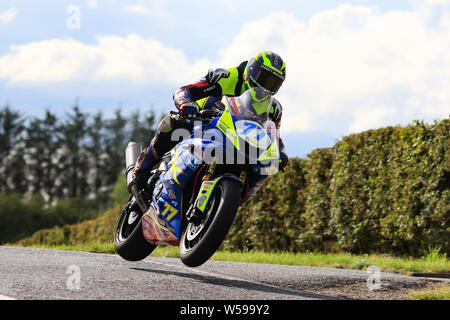 Armoy l'Irlande du Nord. 26 juillet, 2019. Armoy Road Races La race des légendes ; qualifier ; Tom Weeden captures un peu d'air sur les terriers Engineering/RK Racing Suzuki : Action Crédit Plus Sport/Alamy Live News Banque D'Images