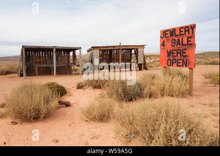 Vente de bijoux Navajo kiosque abandonné près de Monument Valley, Arizona, USA. Banque D'Images