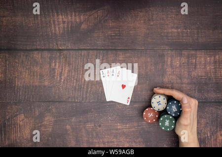 Woman's hand hold quatre as Banque D'Images