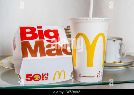 Varsovie, Pologne, juillet 2018 McDonald's Big Mac 100 % pur bœuf prise en sandwich avec Coca-Cola, Coke rafraîchissantes big yellow McDonald's signe M, logo sur la coupe. Banque D'Images