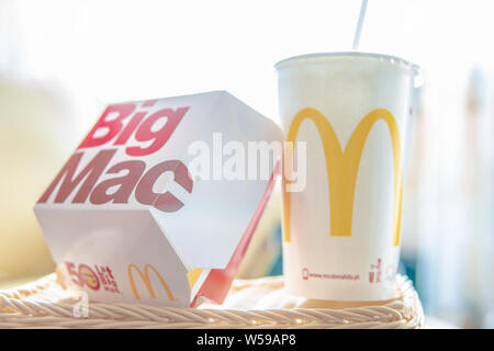 Varsovie, Pologne, juillet 2018 McDonald's Big Mac 100 % pur bœuf prise en sandwich avec Coca-Cola, Coke rafraîchissantes big yellow McDonald's signe M, logo sur la coupe. Banque D'Images