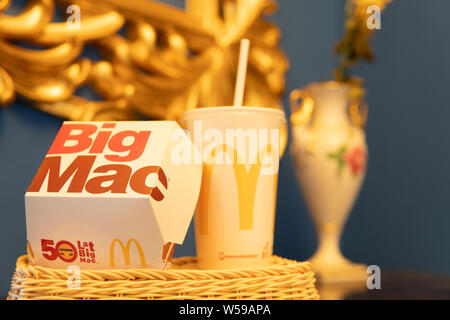 Varsovie, Pologne, juillet 2018 McDonald's Big Mac 100 % pur bœuf prise en sandwich avec Coca-Cola, Coke rafraîchissantes big yellow McDonald's signe M, logo sur la coupe. Banque D'Images