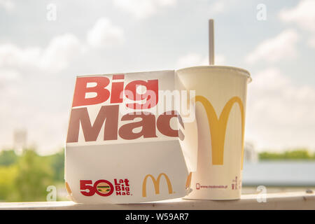 Varsovie, Pologne, juillet 2018 McDonald's Big Mac 100 % pur bœuf prise en sandwich avec Coca-Cola, Coke rafraîchissantes big yellow McDonald's signe M, logo sur la coupe. Banque D'Images