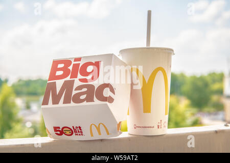 Varsovie, Pologne, juillet 2018 McDonald's Big Mac 100 % pur bœuf prise en sandwich avec Coca-Cola, Coke rafraîchissantes big yellow McDonald's signe M, logo sur la coupe. Banque D'Images