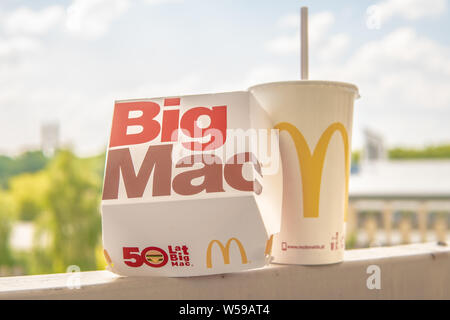 Varsovie, Pologne, juillet 2018 McDonald's Big Mac 100 % pur bœuf prise en sandwich avec Coca-Cola, Coke rafraîchissantes big yellow McDonald's signe M, logo sur la coupe. Banque D'Images