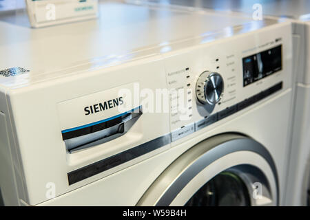 Varsovie, Pologne, en juillet 2018 à l'intérieur d'exposition, Siemens Siemens-machines à laver et sèche-linge sur l'affichage pour la vente, Banque D'Images