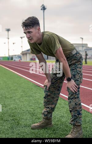 Les Marines américains avec le Siège et l'escadron participent à un événement de formation physique de l'escadron au Marine Corps Air Station Iwakuni, Japon, Juillet 26, 2019, 26 juillet 2019. HandHS locataire prend en charge les commandes à MCAS Iwakuni à travers le contrôle de la circulation aérienne, de sauvetage et de lutte contre les incendies d'aéronefs et des carburants ainsi que de nombreuses autres fonctionnalités. Unité régulière à l'entraînement physique des événements comme celui-ci aident à maintenir l'état de préparation, le moral et la cohésion de l'unité. (U.S. Marine Corps photo par Lance Cpl. Lauren brune). () Banque D'Images