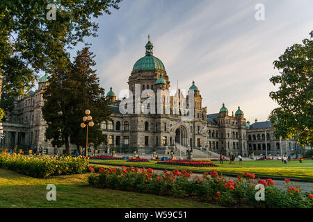 VICTORIA, CANADA - 13 JUILLET 2019 : Parlement dans le centre-ville de Victoria, destination historique et touristique. Banque D'Images