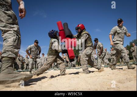 U.S. AIR FORCE ACADEMY, Colo, 25 juillet 2019. -- Cadets de base à partir de la classe de 2023 en concurrence avec des bâtons pugilistique vous intéresse dans le cadre de la phase deux de la formation des cadets de base qui a lieu dans la vallée de Jack sur l'US Air Force Academy le Jeudi, Juillet 25th, 2019. (U.S. Air Force photo/Joshua Armstrong). () Banque D'Images