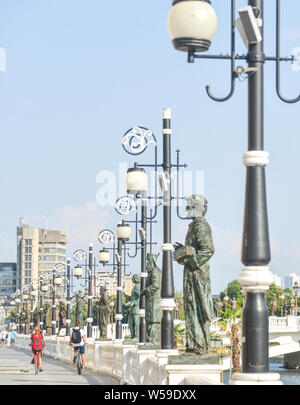 SKOPJE, RÉPUBLIQUE DE MACÉDOINE-NORD 25 AOÛT 2018:des statues et des rangées de lampe éclairage placé en face de l'archaeological,Musée de Macédoine. Banque D'Images