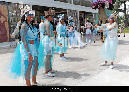 Les participants à la Parade 2019 The Circle de Cleveland, Ohio s'entraîner à l'extérieur de l'atelier de parade sur East Blvd. Banque D'Images