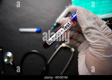 Rubéole - Test avec l'échantillon de sang. Vue de dessus isolé sur fond noir. Concept de soins santé/médecine Banque D'Images