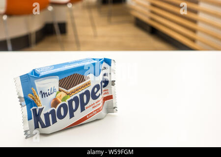 Lodz, Pologne, janvier 2017 : Knoppers sandwich waffle rempli de crème de lait et de nougat. Produit par August Storck KG, depuis 1983 Banque D'Images