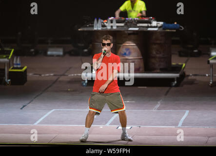 Naples, Italie. 26 juillet, 2019. Le rappeur italien Dani Faiv ouvre le concert du chanteur et auteur-compositeur Maurizio Pisciottu connu comme Salmo durant la tournée d'été 'Playlist' de Noisy Fest à Naples. Credit : SOPA/Alamy Images Limited Live News Banque D'Images