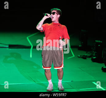 Naples, Italie. 26 juillet, 2019. Le rappeur italien Dani Faiv ouvre le concert du chanteur et auteur-compositeur Maurizio Pisciottu connu comme Salmo durant la tournée d'été 'Playlist' de Noisy Fest à Naples. Credit : SOPA/Alamy Images Limited Live News Banque D'Images