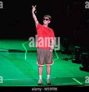 Naples, Italie. 26 juillet, 2019. Le rappeur italien Dani Faiv ouvre le concert du chanteur et auteur-compositeur Maurizio Pisciottu connu comme Salmo durant la tournée d'été 'Playlist' de Noisy Fest à Naples. Credit : SOPA/Alamy Images Limited Live News Banque D'Images